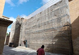Las obras han empezado y los andamios cubren la fachada del edificio.