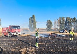 Los bomberos del parque de Medina de Rioseco, durante las labores de extinción del incendio.