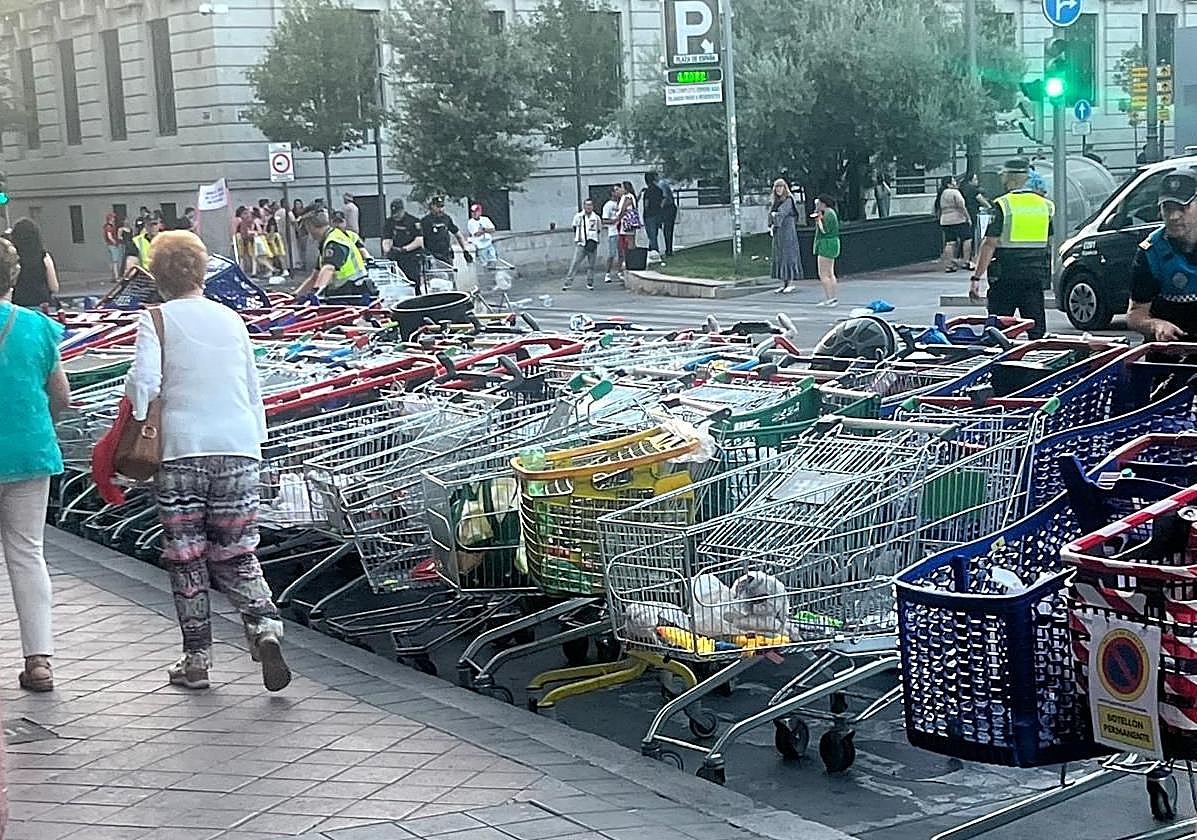 Carros de la compra amontonados por el Servicio de Limpieza en la Plaza de España tras el desfile de peñas.