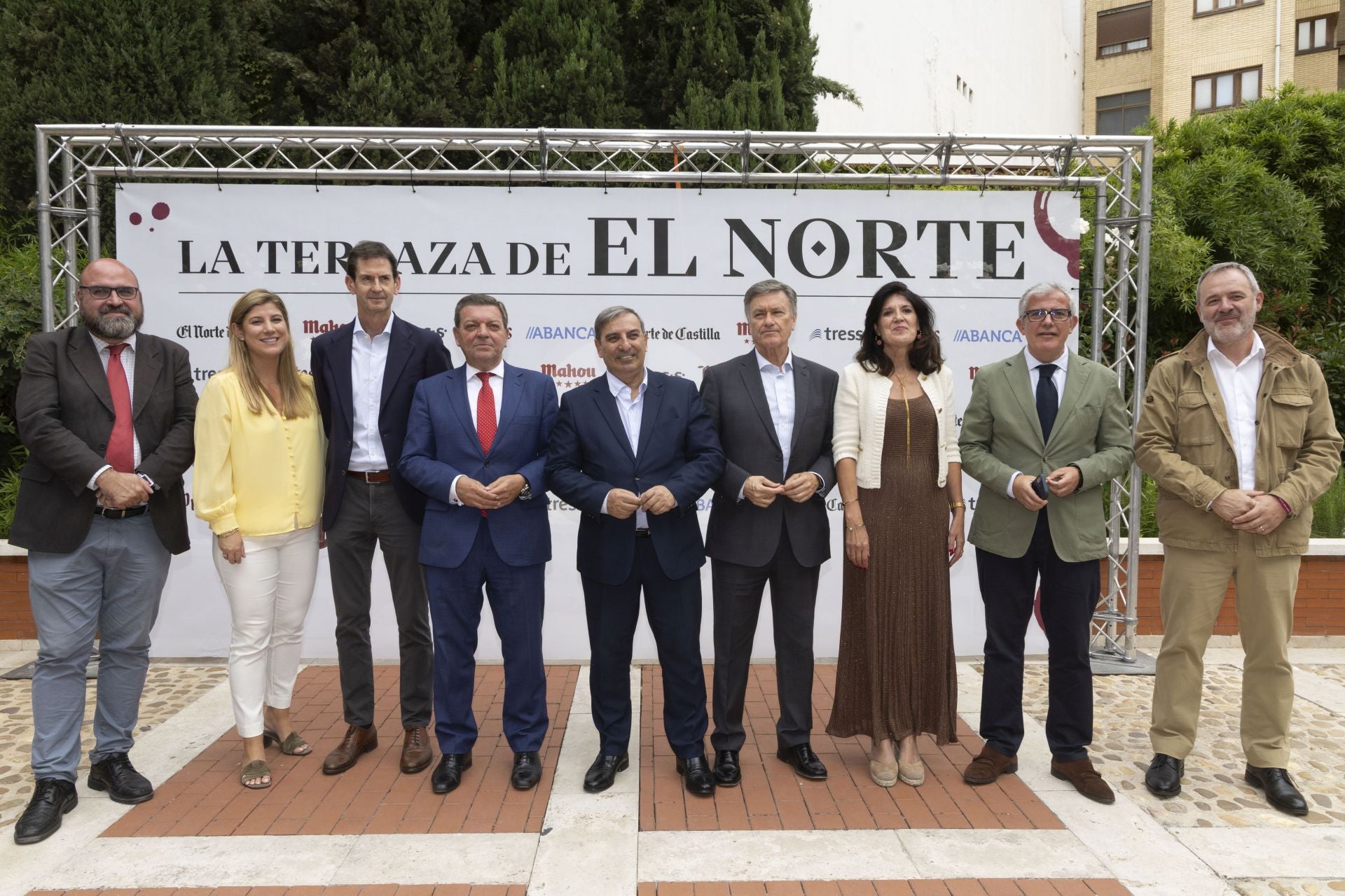 Máximo López, Raquel Alonso (delegada de la Junta en Valladolid), Goyo Ezama (El Norte), Luis Miguel González Gago (consejero de Presidencia), José Luis Sanz (consejero de Movilidad), Francisco Vázquez (vicepresidente primero de las Cortes), Natalia Flores y Emilio Arroita, de la Junta de Castilla y León, y Ángel Ortiz, de El Norte.