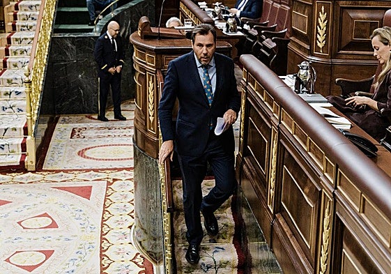 El ministro de Transportes, Óscar Puente, tras intervenir durante el pleno en el Congreso de los Diputados, ayer.