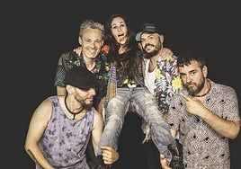 María La Mónica, con sus músicos.