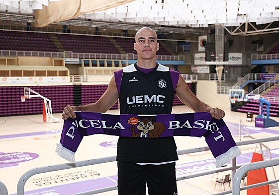 Pau Isern posa antes de su presentación en sociedad como nuevo jugador del UEMC.