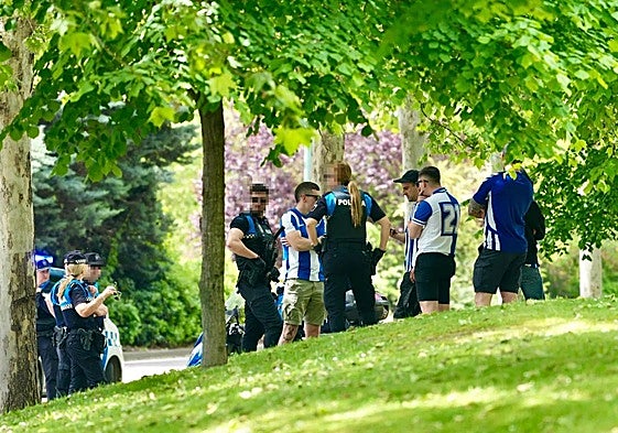 Agentes de la Policía Local identifican a aficionados del alavés.