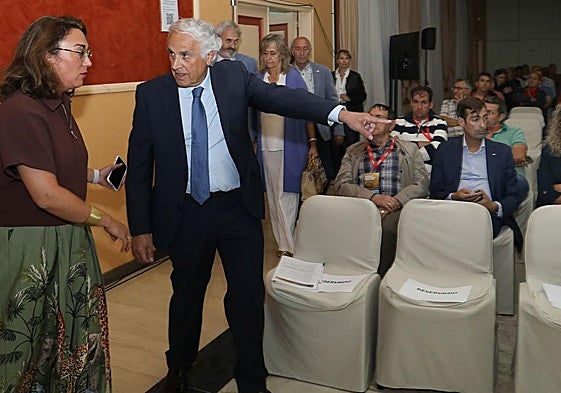 El director general de Agropal, César Reales, acompaña a la consejera María González Corral.