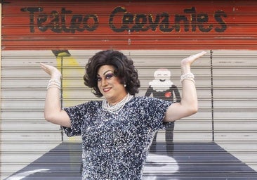 20 años de Lady Veneno: «Labios rojos, lentejuelas y perlas de señora»