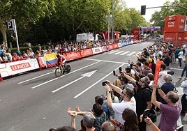 Llegada del líder en la crono de 2022 a la Plaza de Zorrilla.