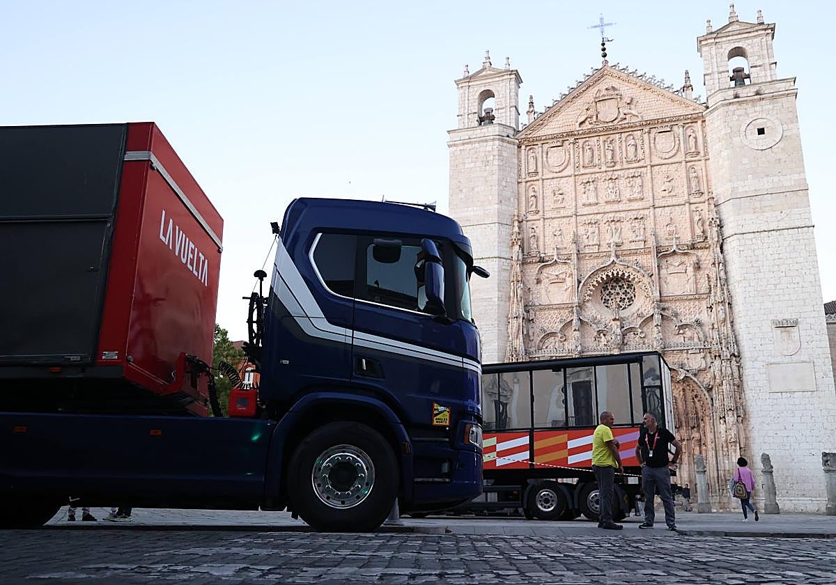 Llegada de los camiones a la Plaza de San Pablo para preparar la salida de la Contrarreloj de La Vuelta en Valladolid.