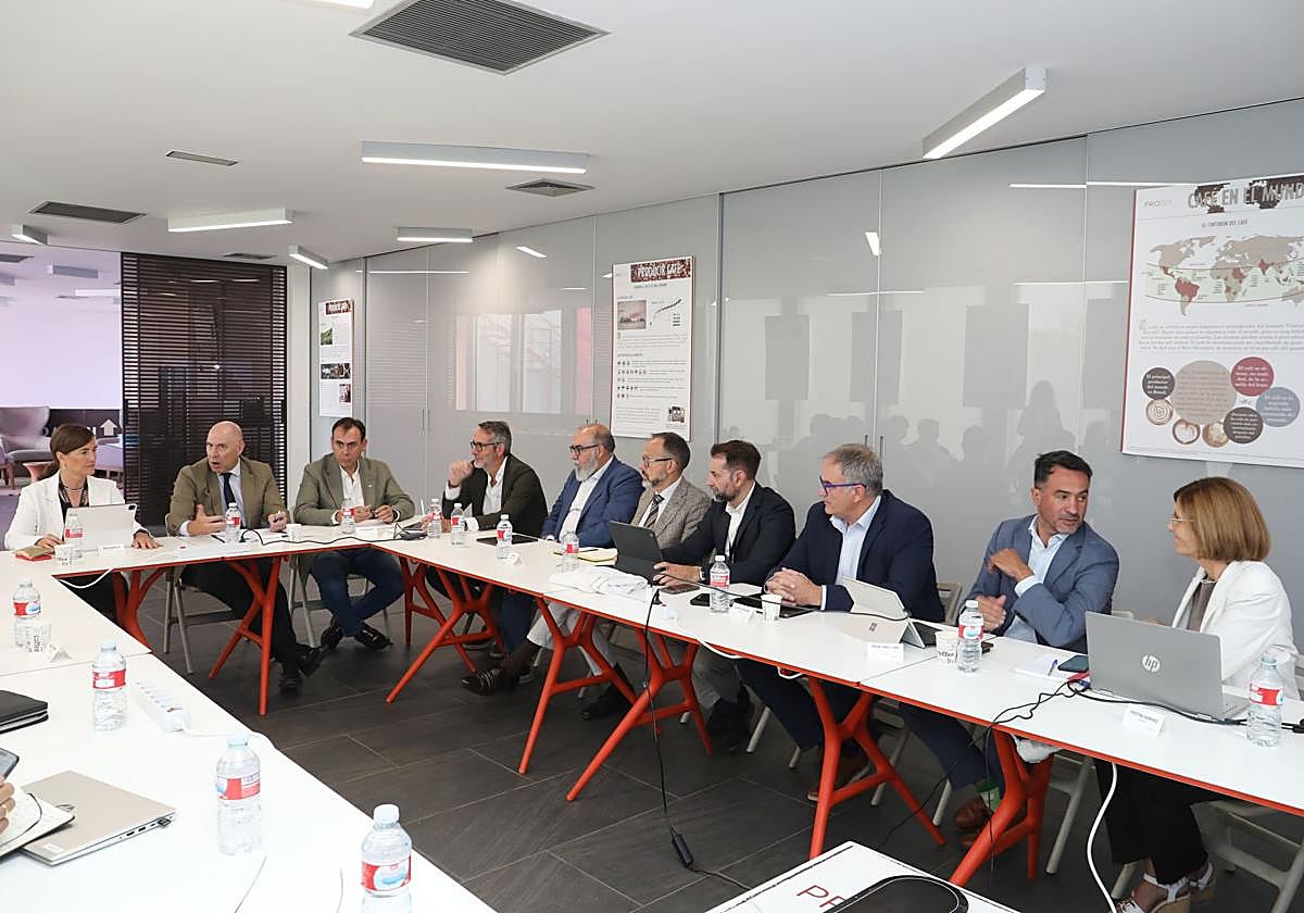 Reunión de Vitartis en Prosol, con la anfitriona y CEO de la empresa, Rocío Hervella, a la izquierda.