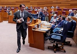 Juan Carlos Suárez-Quiñones abandona el hemiciclo en la sesión de este miércoles.