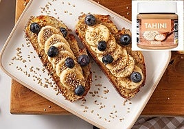 Tosta de plátano, arándanos y tahini.