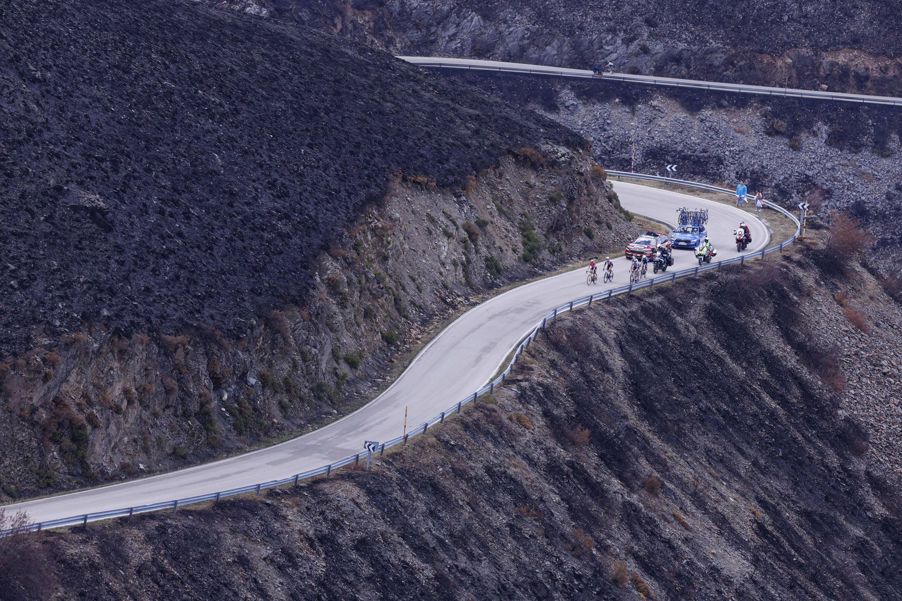 La Vuelta se funde a negro por los incendios forestales en León