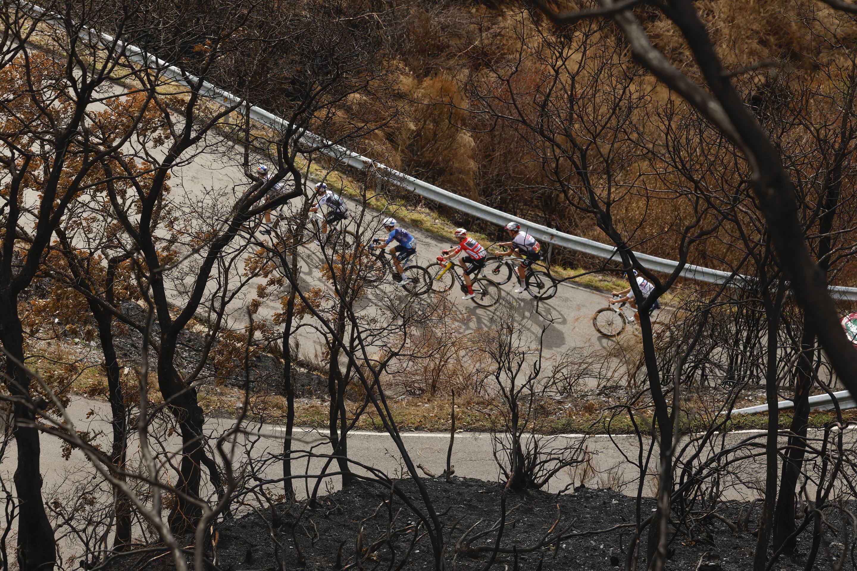 La Vuelta se funde a negro por los incendios forestales en León