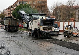 Asfaltado de la avenida Juan Carlos I durante el plan de pavimentación de 2024.