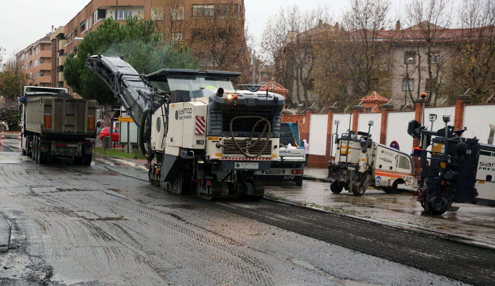 Asfaltado de la avenida Juan Carlos I durante el plan de pavimentación de 2024.