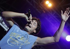 El vallisoletano Gon Abril abrió la noche musical del miércoles en la Plaza Mayor.