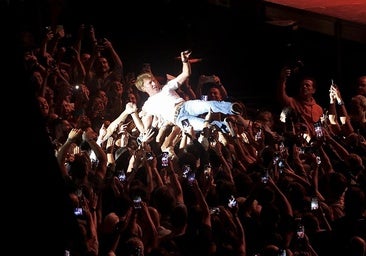 James Blunt sale en volandas del público en su concierto de Valladolid