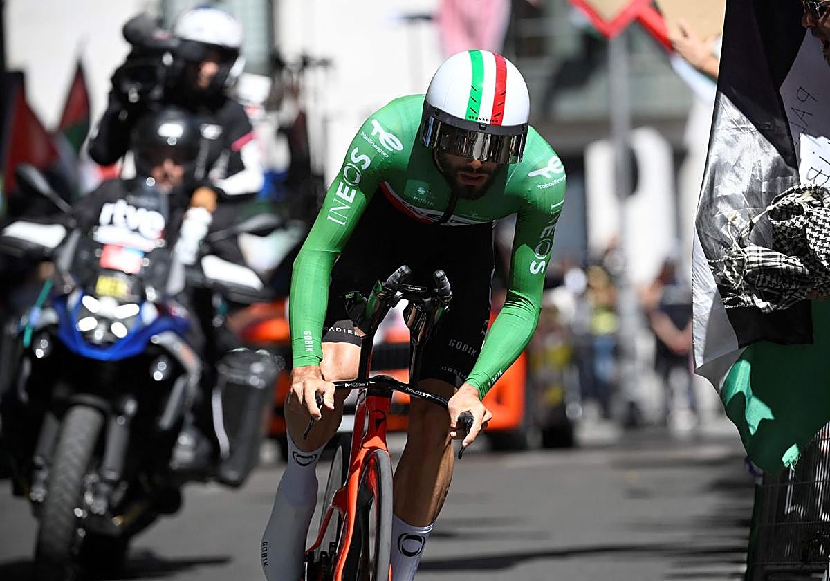 Filippo Ganna, vencedor de la contrarreloj, a su paso por la Calle Angustias.