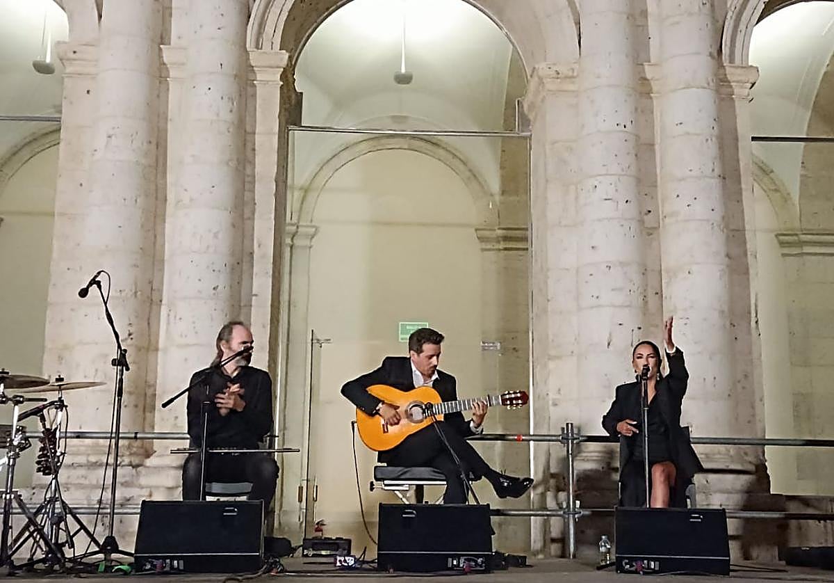 Raúl Olivar, en el centro del escenario, en el Patio Herreriano.