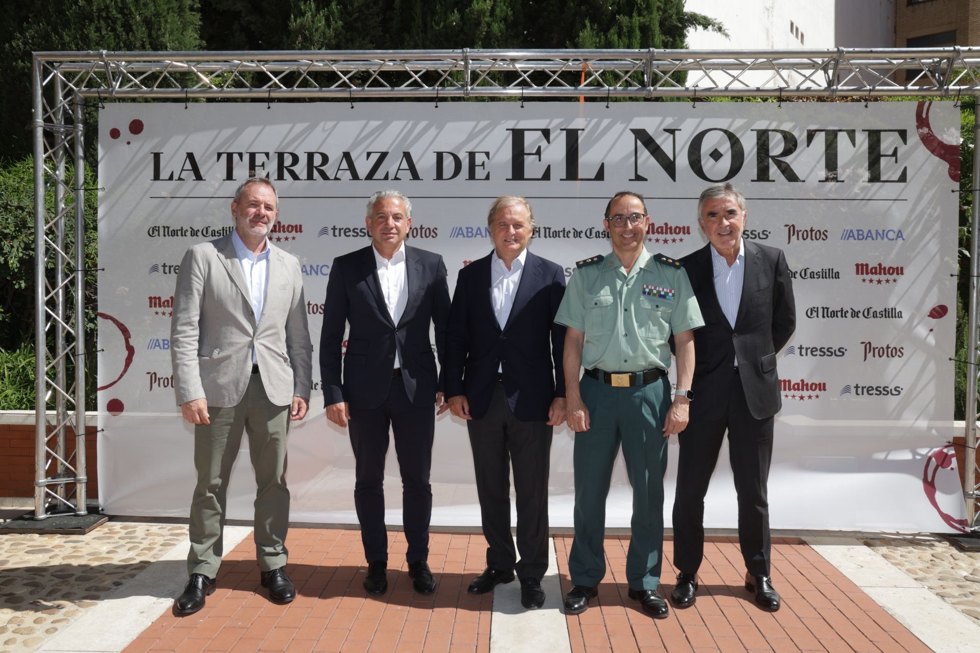 Ángel Ortiz, director de El Norte, Nicanor Sen, delegado del Gobierno en Castilla y León, Ignacio Ybarra, presidente de Vocento, el coronel Andrés Velarde e Iñaki Arechabaleta, presidente del Consejo de Administración de El Norte.