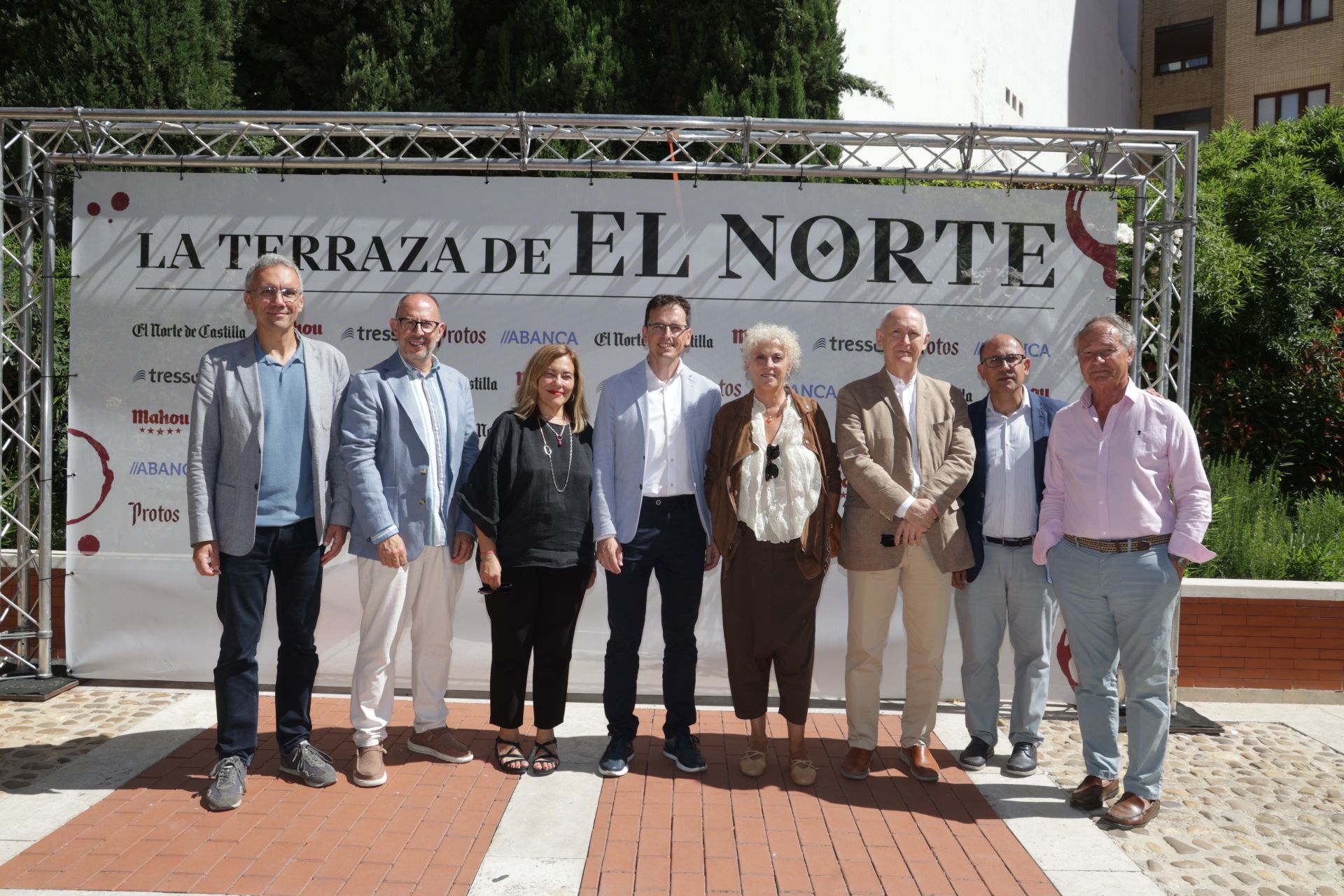 El senador Javier Izquierdo con los concejales del Grupo Socialista del Ayuntamiento de Valladolid: Juan Carlos Hernández, Charo Chávez, Pedro Herrero, Rafaela Romero, Alberto Palomino, Luis Vélez y Antonio Otero.