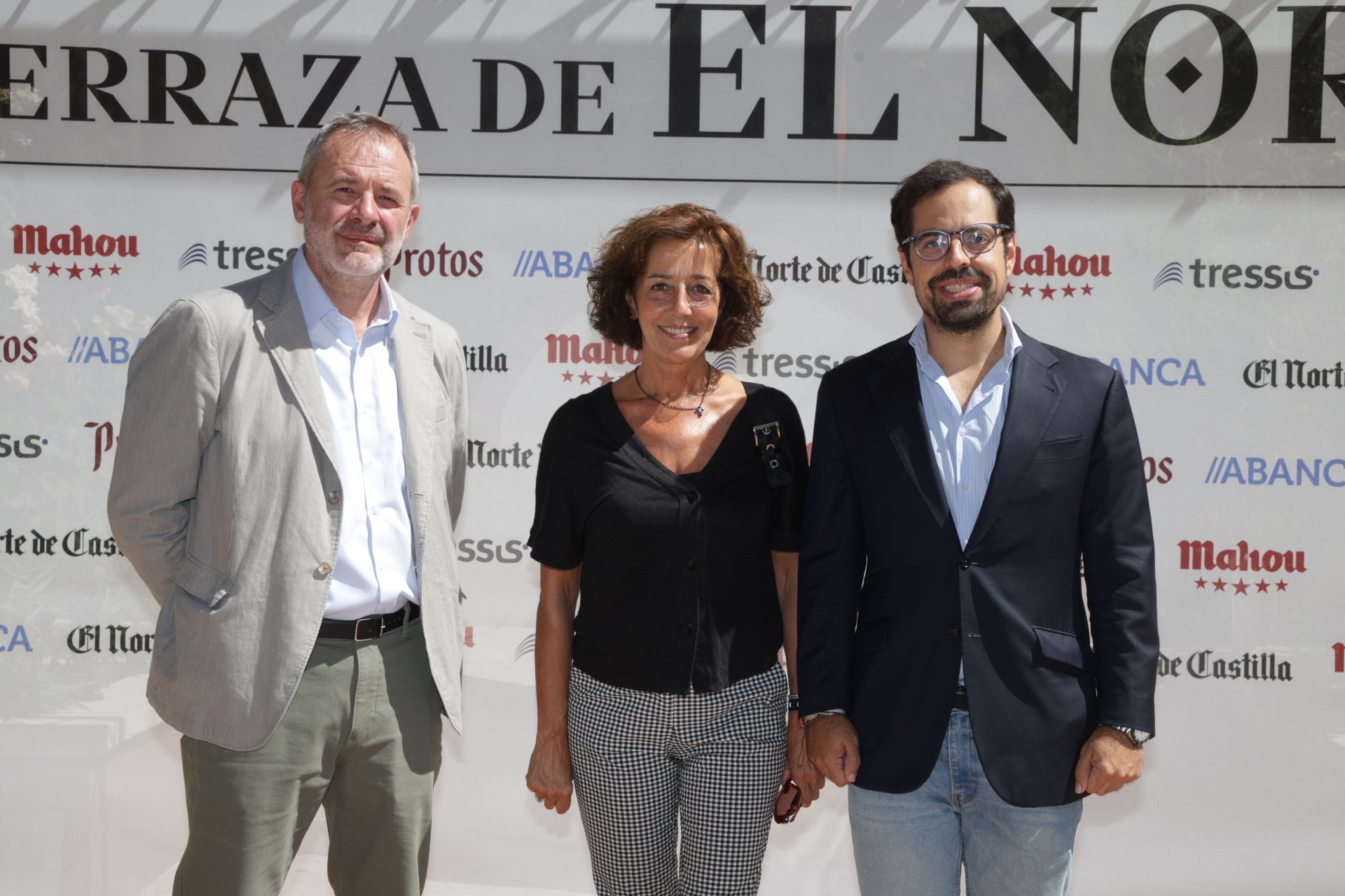 Ángel Ortiz, de El Norte, con los diputados Mercedes Cantalapiedra y Eduardo Carazo.