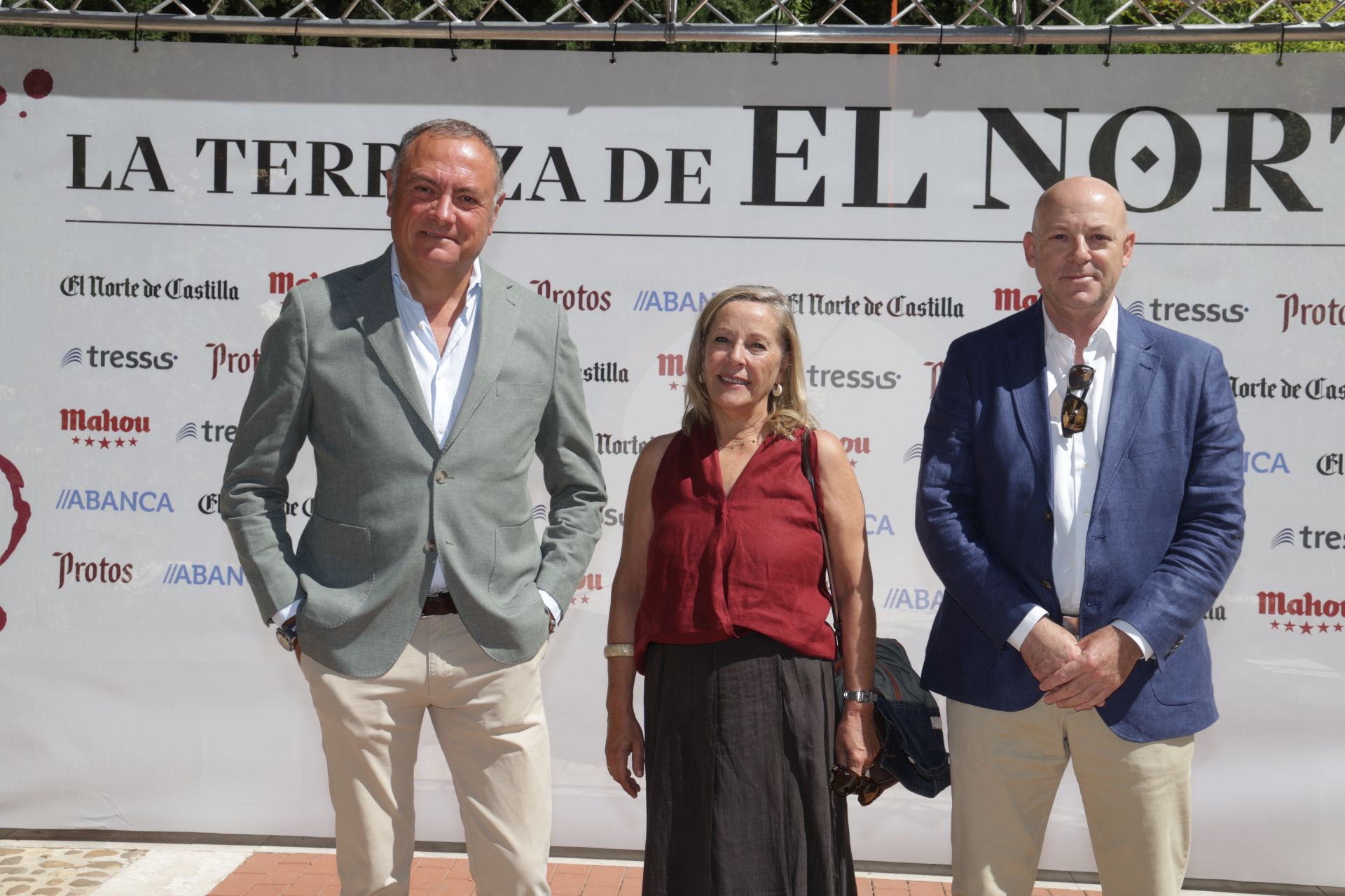 Jesús Pedro Diéguez y José Luis Sánchez, de Mutua Montañesa y, en el centro, Yolanda Solla, de El Norte.