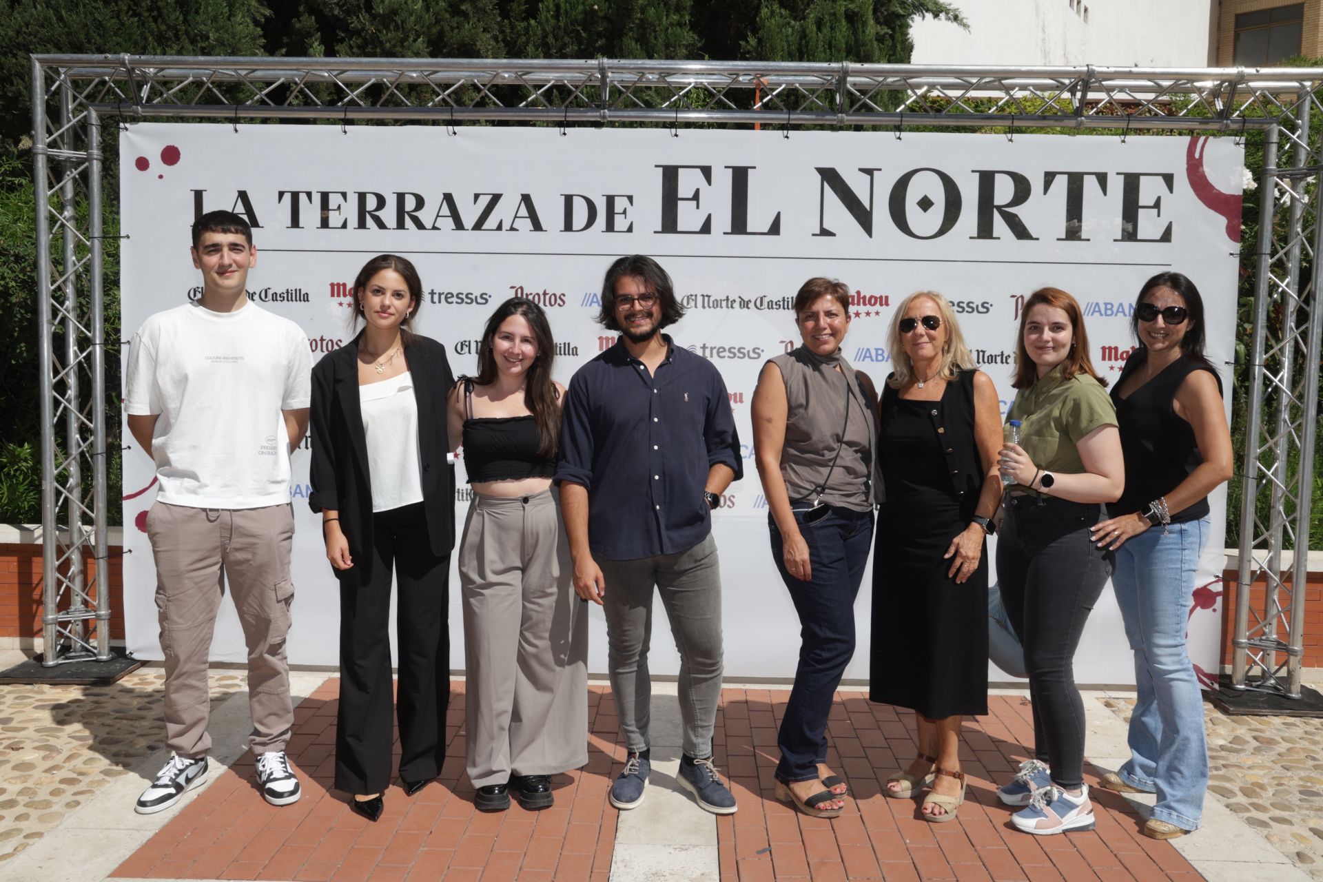 Diego Alonso, Marina Toribio, Rocío López, Carlos Blanco, Patricia San José, Ana Alonso, Aldara Arranz y Esther del Castillo, de El Norte. 