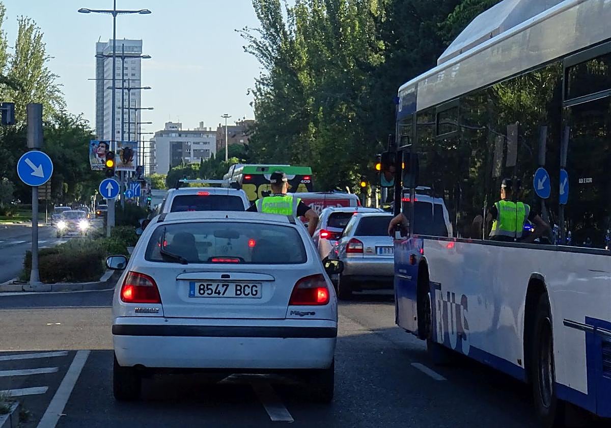 Retenciones en la avenida de Salamanca, en el cruce con la avenida de Miguel Ángel Blanco.