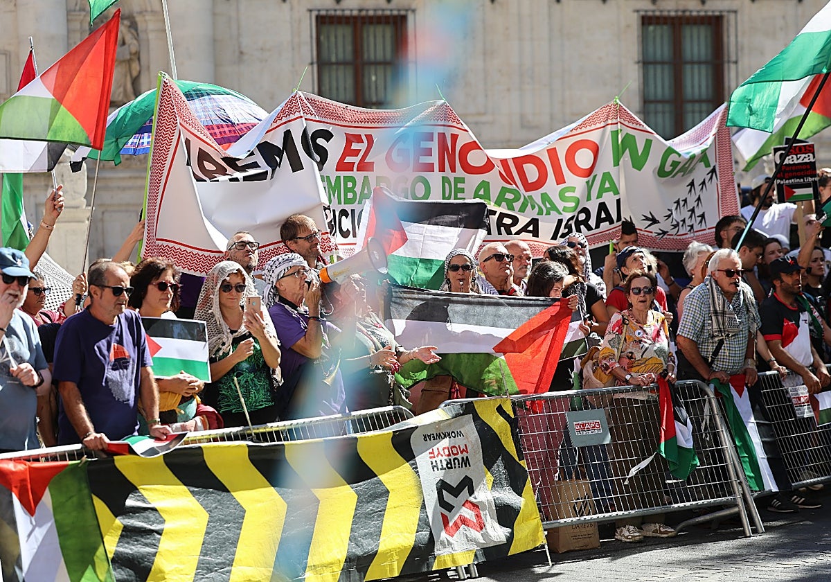 Manifestantes concentrados frente a la Facultad de Derecho durante la contrarreloj.