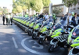 Motocicletas de la Unidad de Movilidad y Seguridad Vial de la Guardia Civil desplegadas en Cardenal Torquemada antes del inicio de la prueba, este jueves.