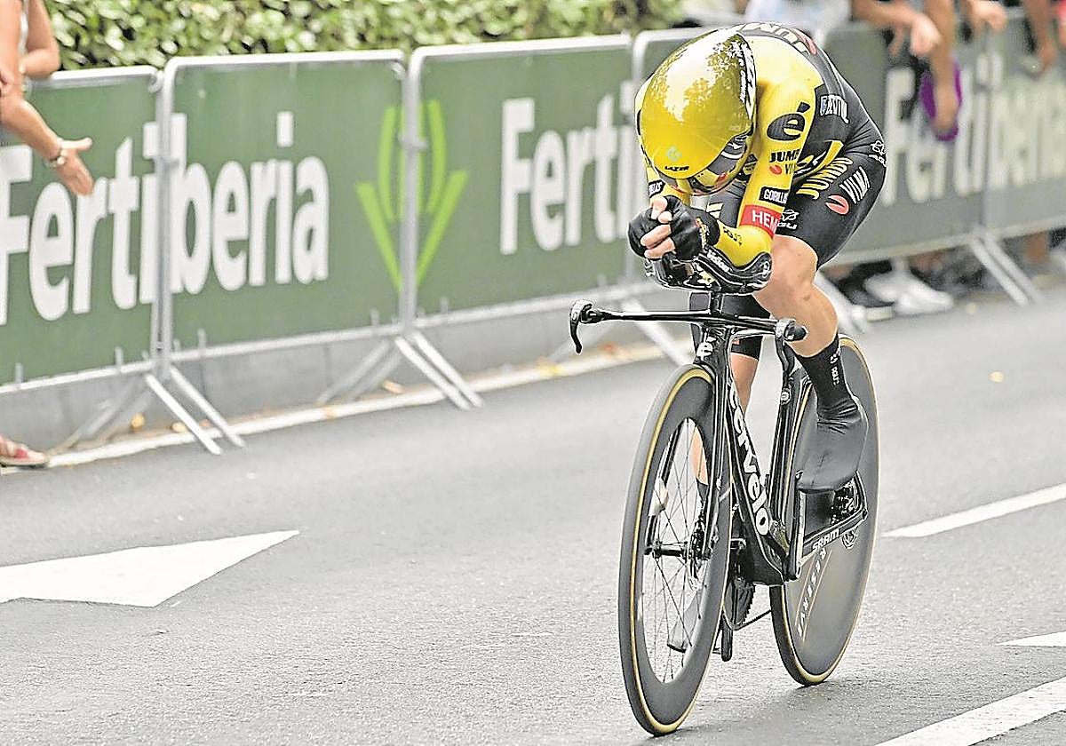Vingegaard llega a la meta del Paseo Zorrilla, en la CRI del año 2023.