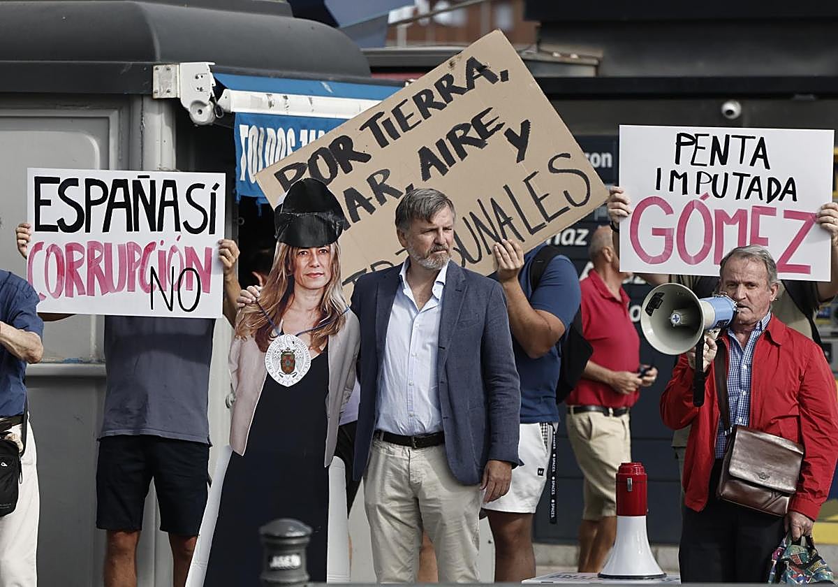 Unas personas se manifiestan en contra de Begoña Gómez, mujer del presidente del Gobierno, frente a los juzgados de Plaza de Castilla.