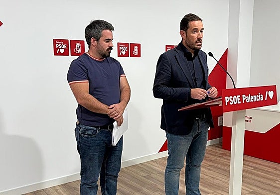 Los diputados del PSOE Jorge Ibáñez y Miguel Ángel Blanco, en la rueda de prensa.
