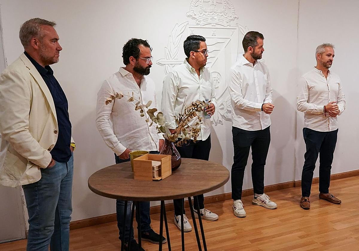 Uruñuela, Solares y Edu García, a la derecha de la imagen, en el desayuno con los medios.