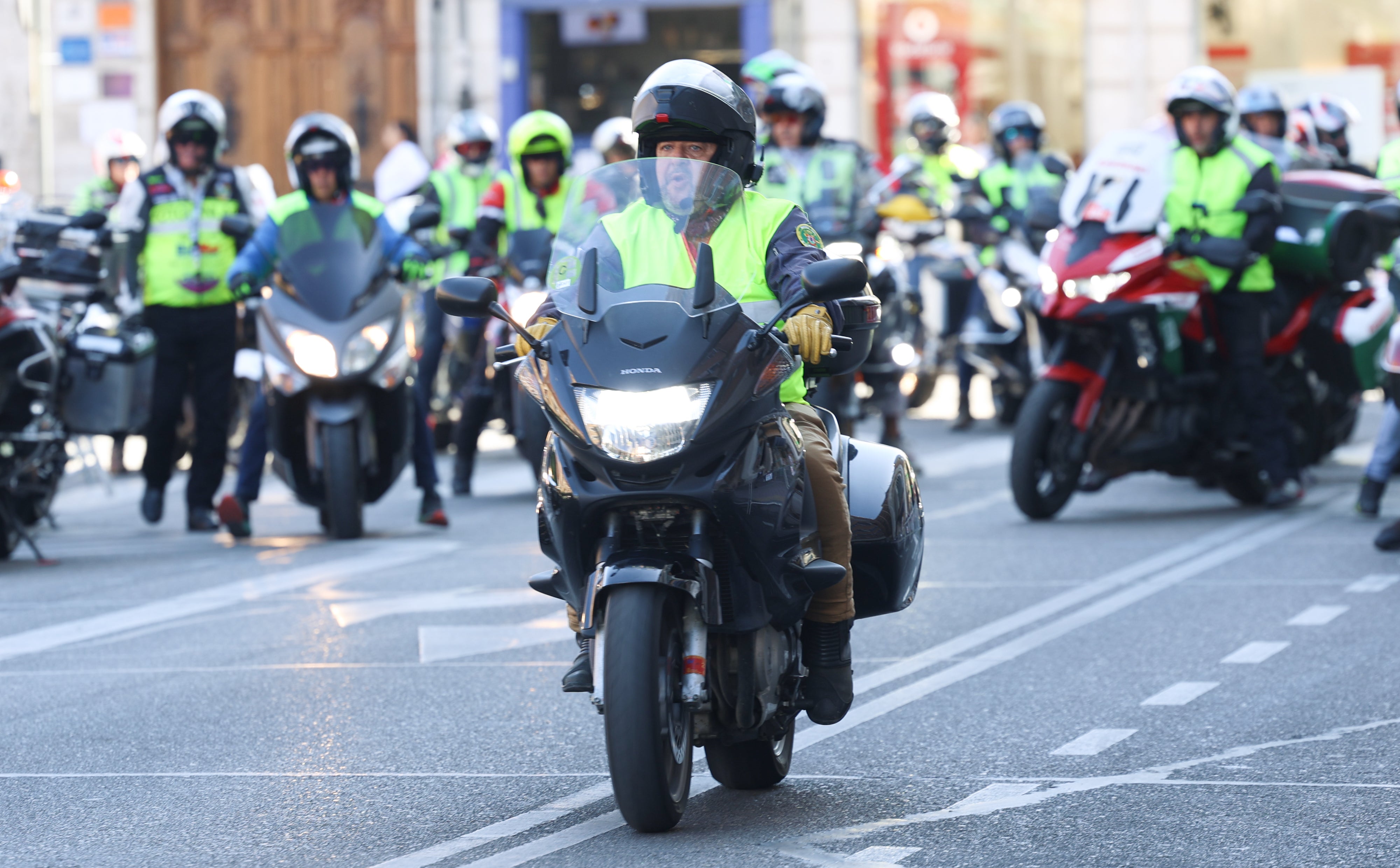 Imágenes del ambiente previo al inicio de La Vuelta