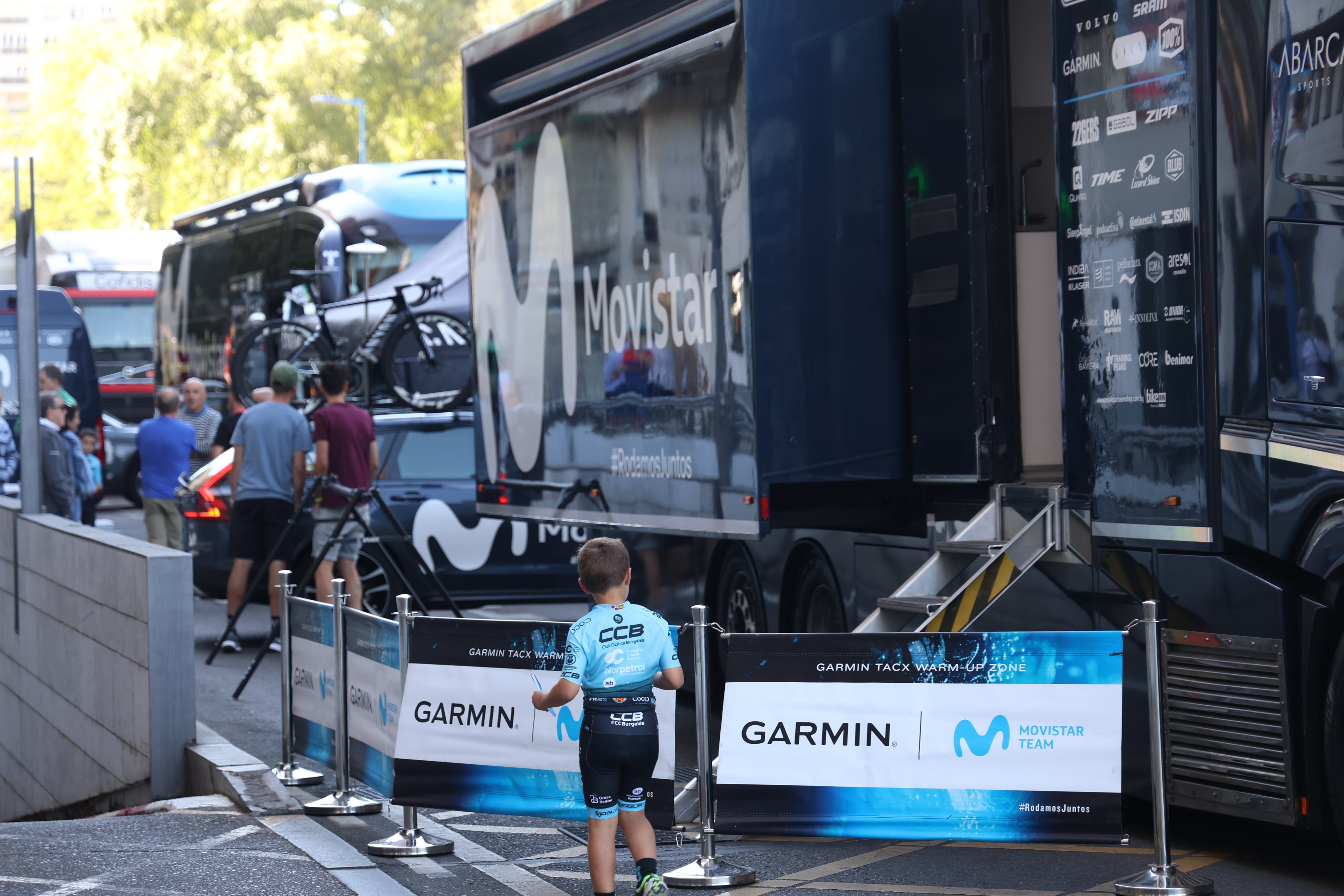 Imágenes del ambiente previo al inicio de La Vuelta