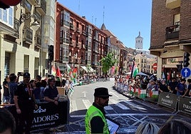 Ambiente en la calle Angustias momentos antes de la salida.