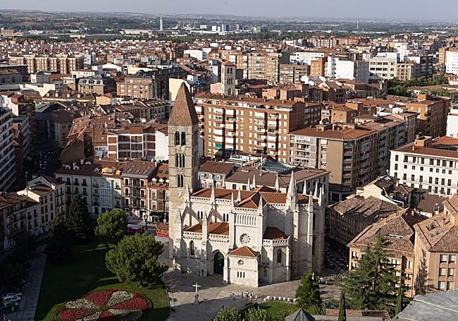 La iglesia de Santa María de la Antigua vista desde el campanario de la Catedral de Valladolid.
