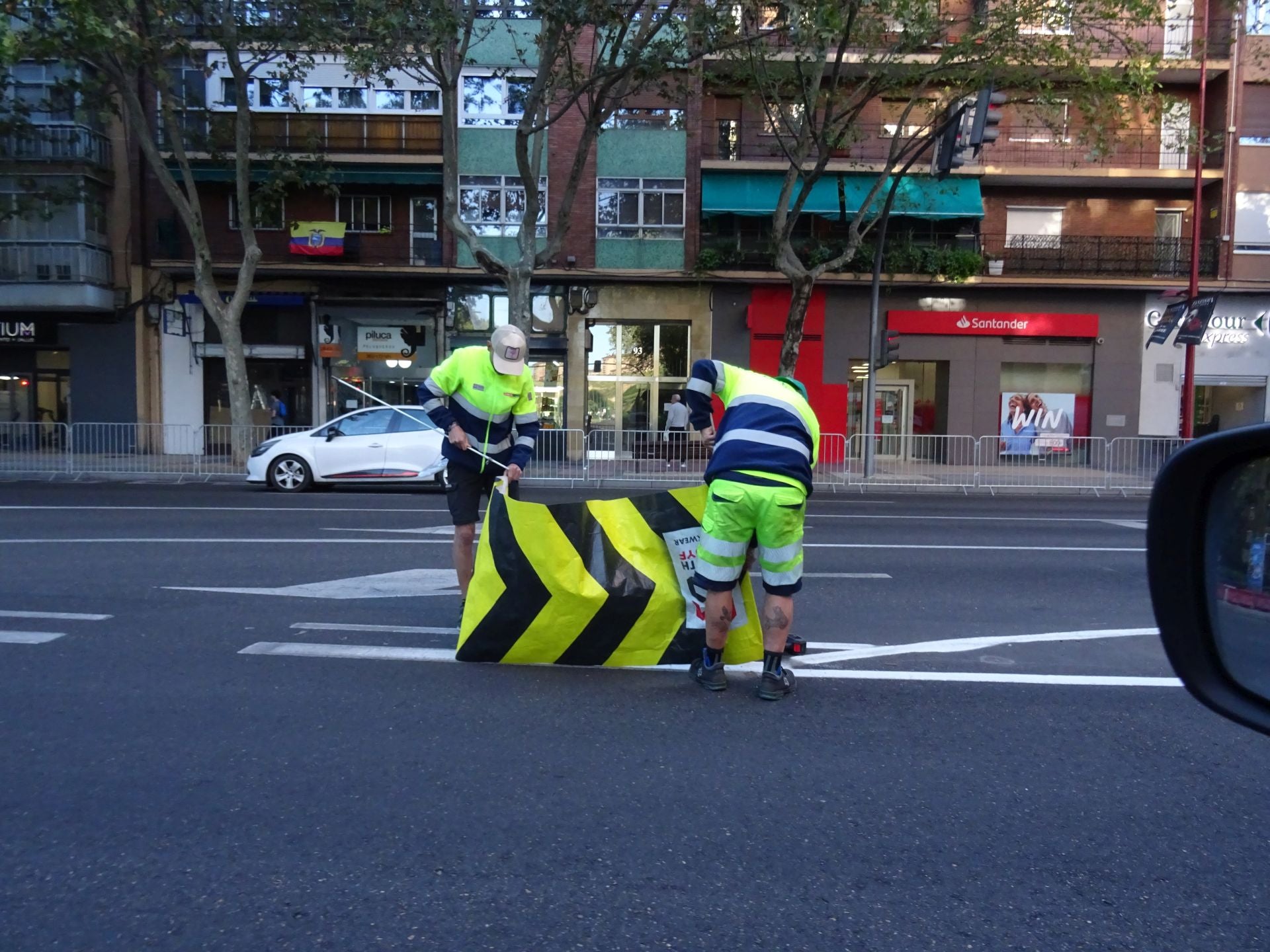 Dos operarios colocan algunos elementos de seguridad en el Paseo de Zorrilla.