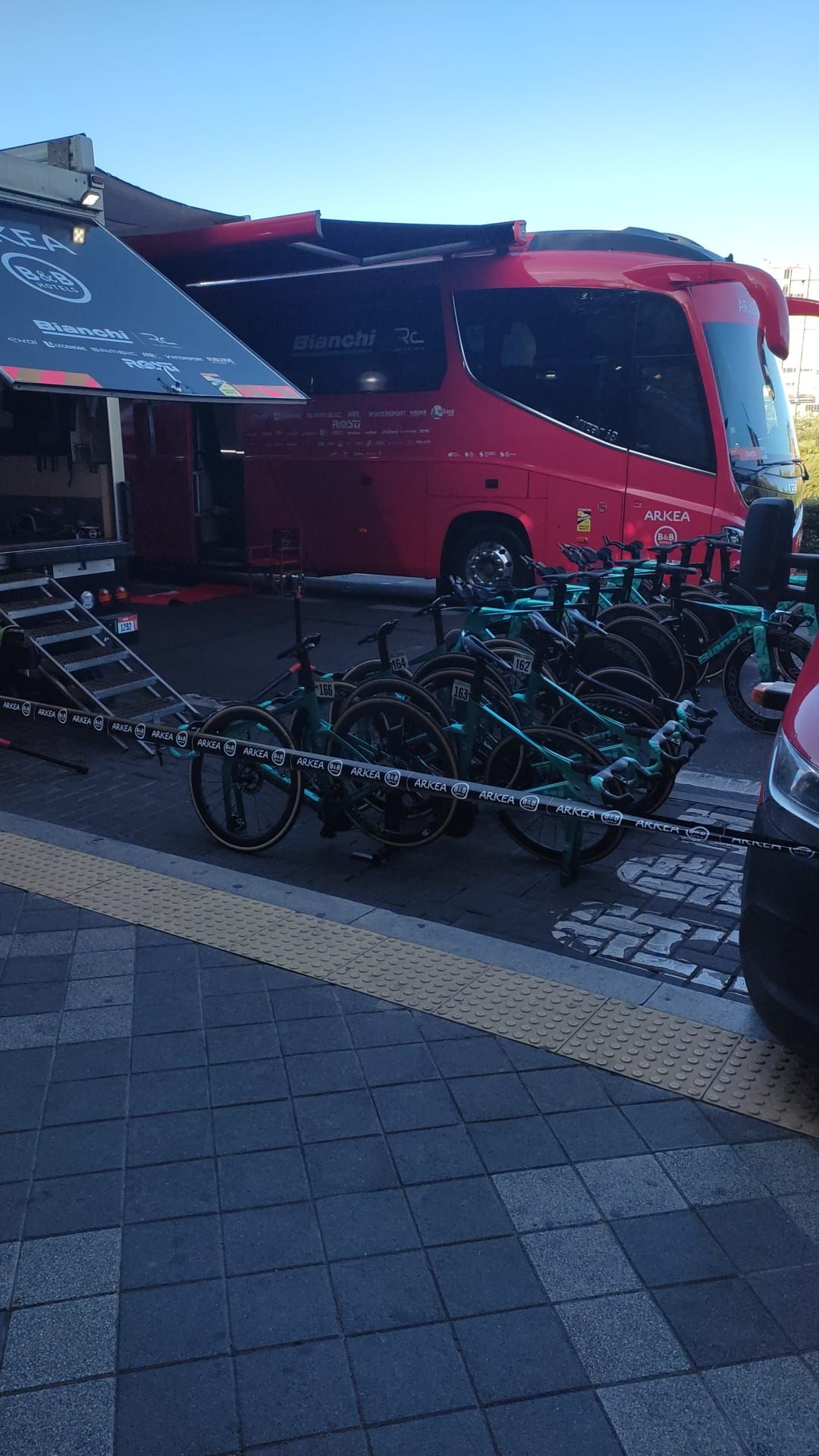 Los autobuses de los equipos, en el Paseo de Isabel la Católica.