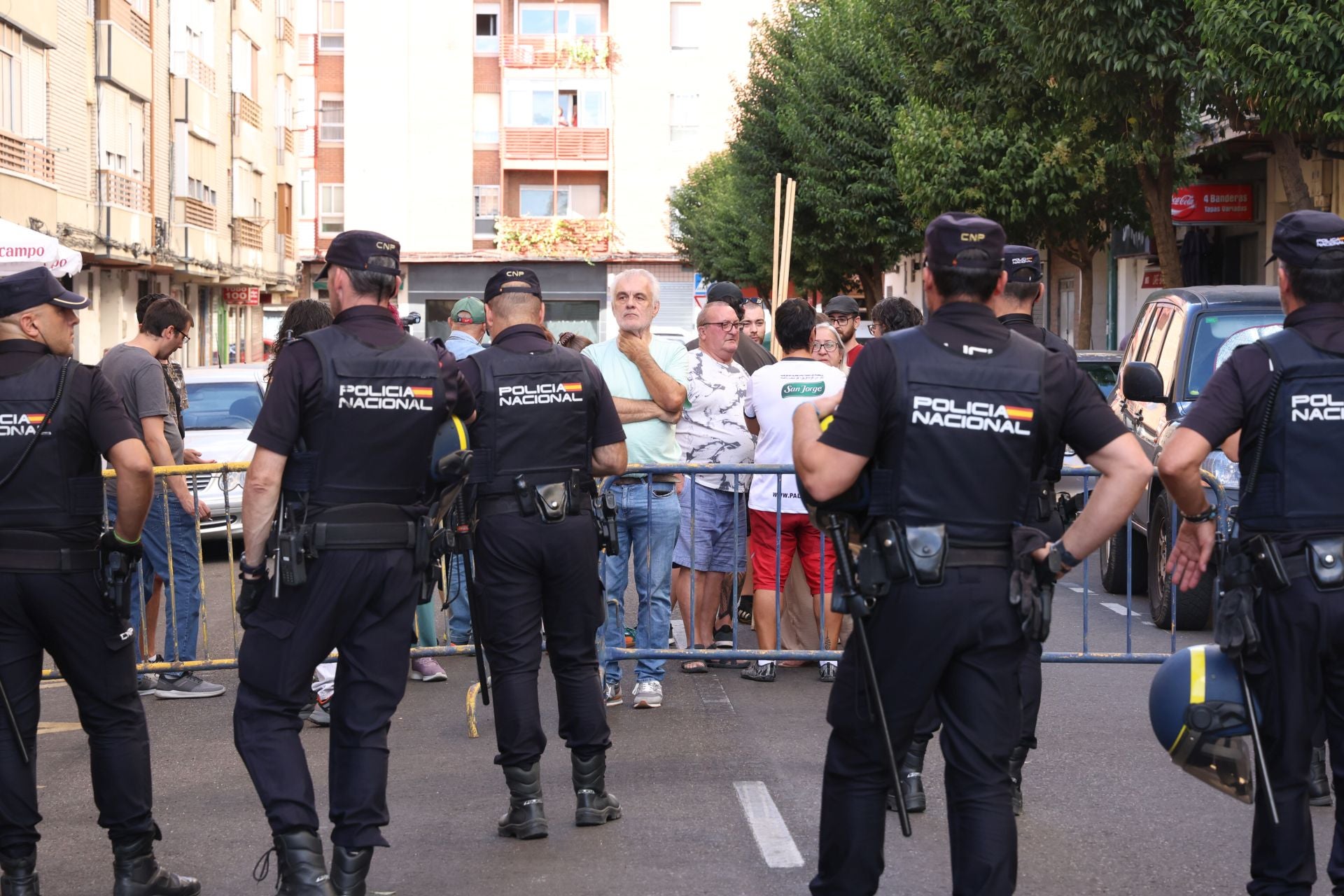 Manifestantes acuden a la comisaria tras las detenciones por las protestas en favor a Palestina