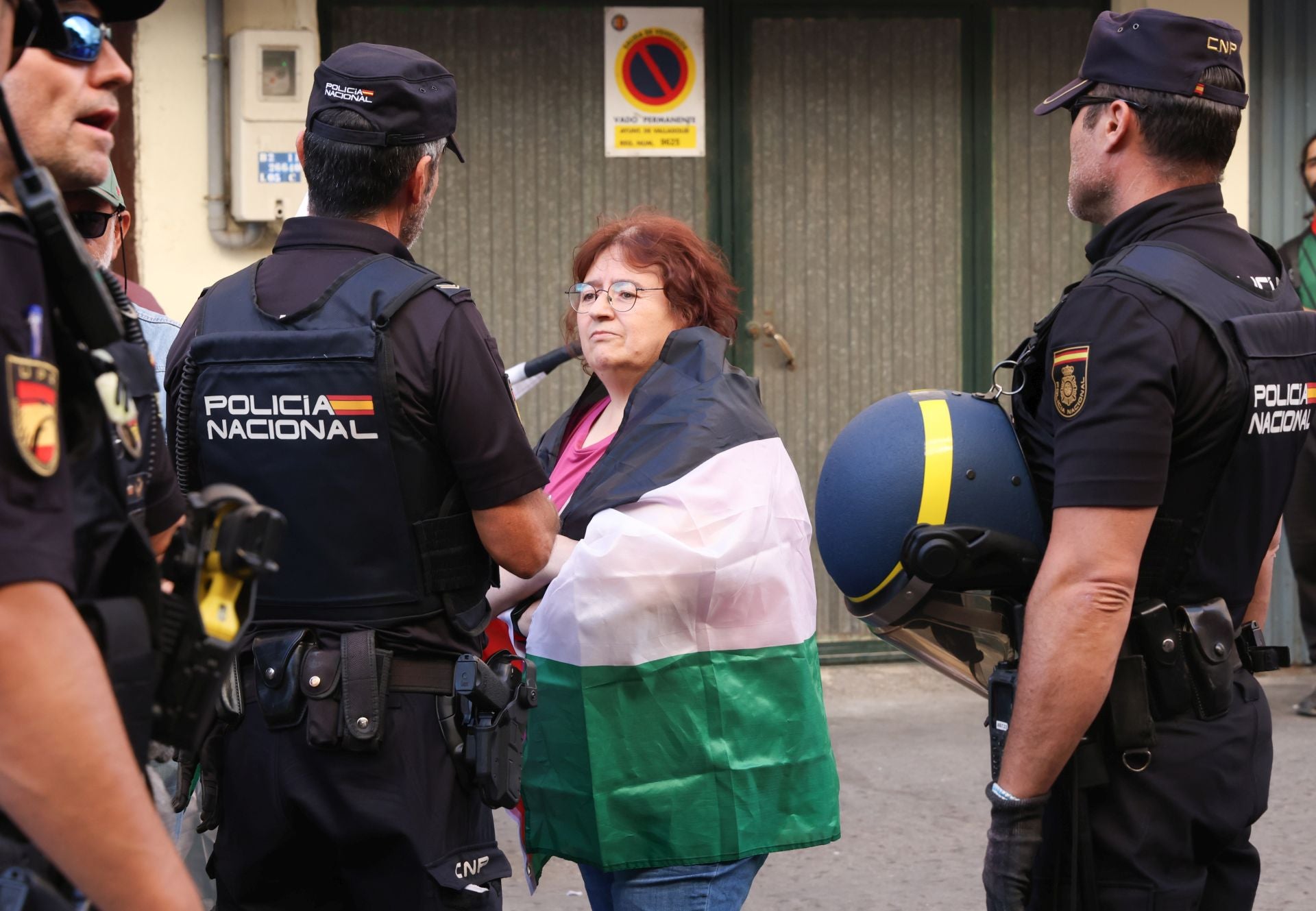 Manifestantes acuden a la comisaria tras las detenciones por las protestas en favor a Palestina
