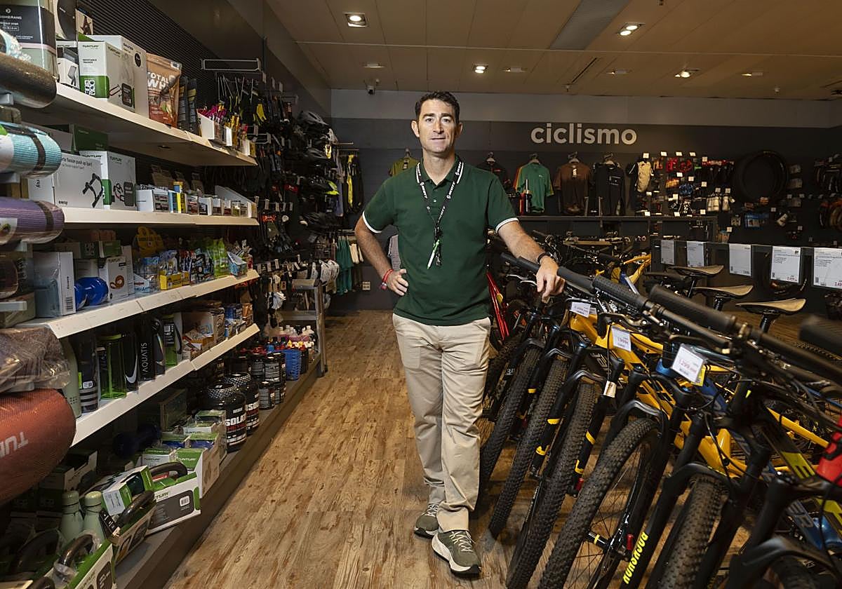 El vendedor Javier Martín en la sección de ciclismo de la planta de Deportes de El Corte Inglés