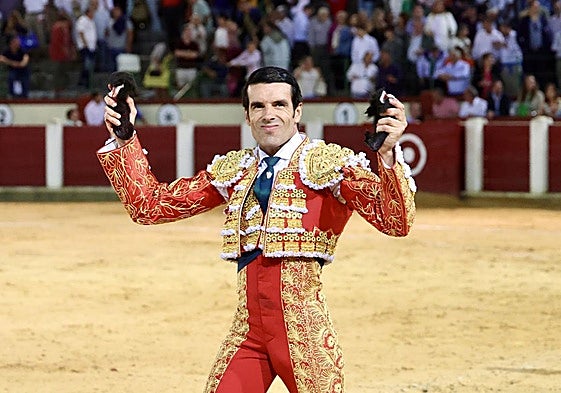 Emilio de Justo muestra las dos orejas que corto al sexto de la tarde este jueves.