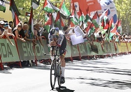 Manifestantes en favor de Palestina en la Vuelta a su paso por Valladolid