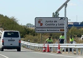 Operarios trabajan este jueves en la instalación del radar de tramo en la carretera CL-605.