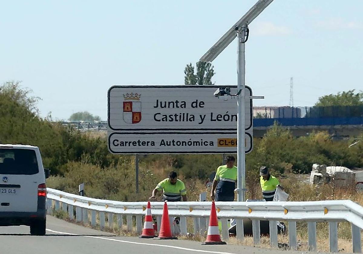 Operarios trabajan este jueves en la instalación del radar de tramo en la carretera CL-605.
