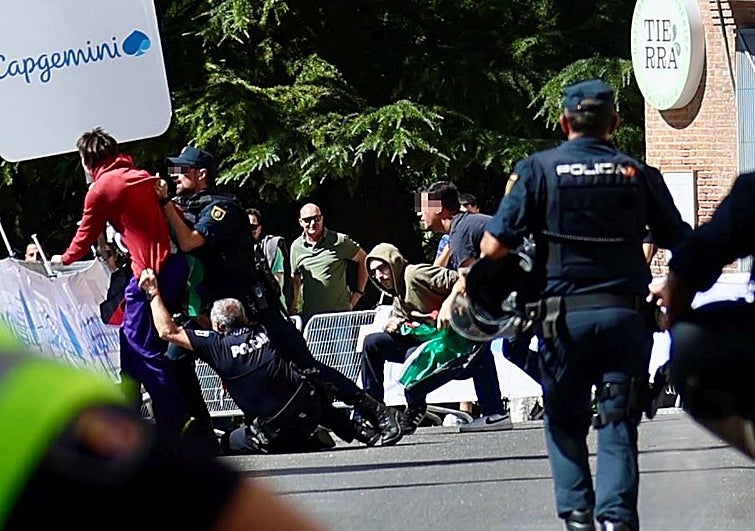La Policía se lanza sobre los manifestantes que intentaron parar el recorrido, a la altura de La Antigua.