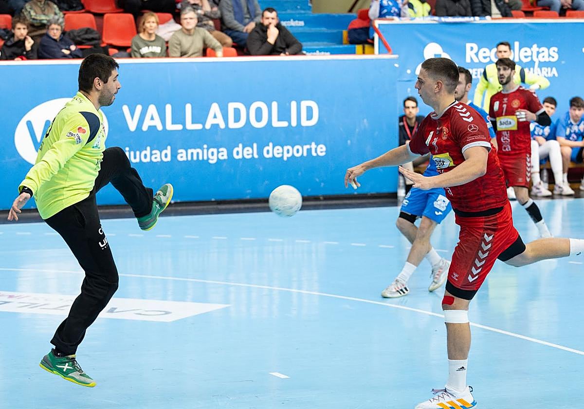 César Pérez detiene un lanzamiento de un jugador oscense la pasada campaña.